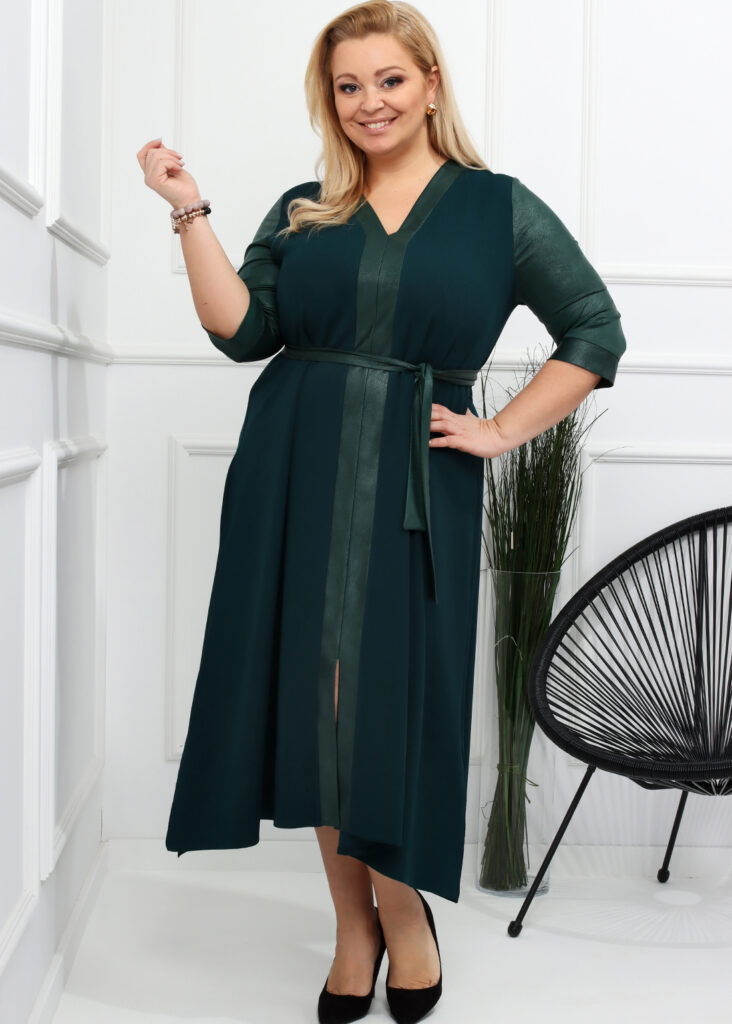 dluga-sukienka-z-odcieciem-pod-biustem-plus-size